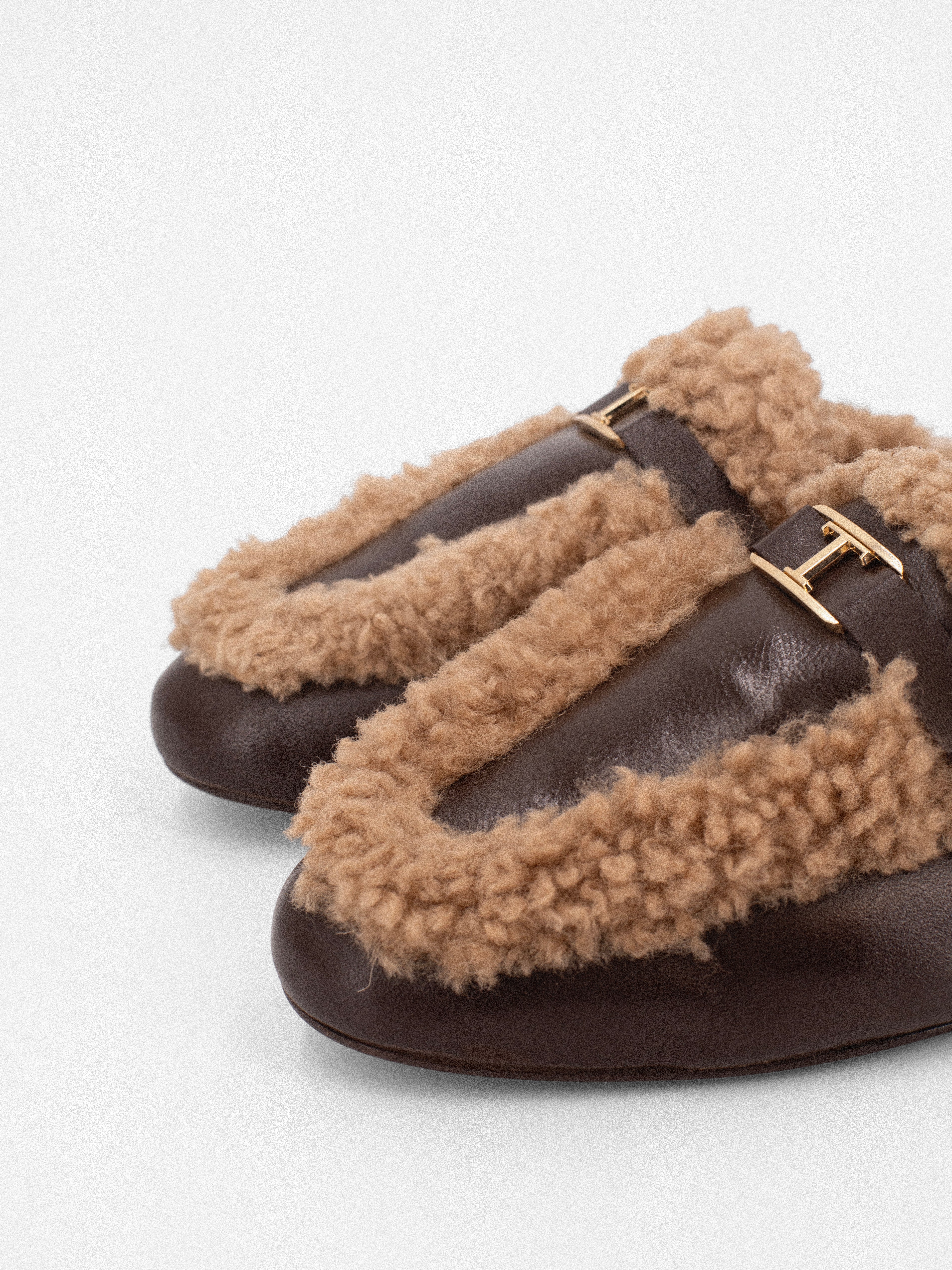 DAPHNE CHOCOLATE SHEARLING MULE – Toral