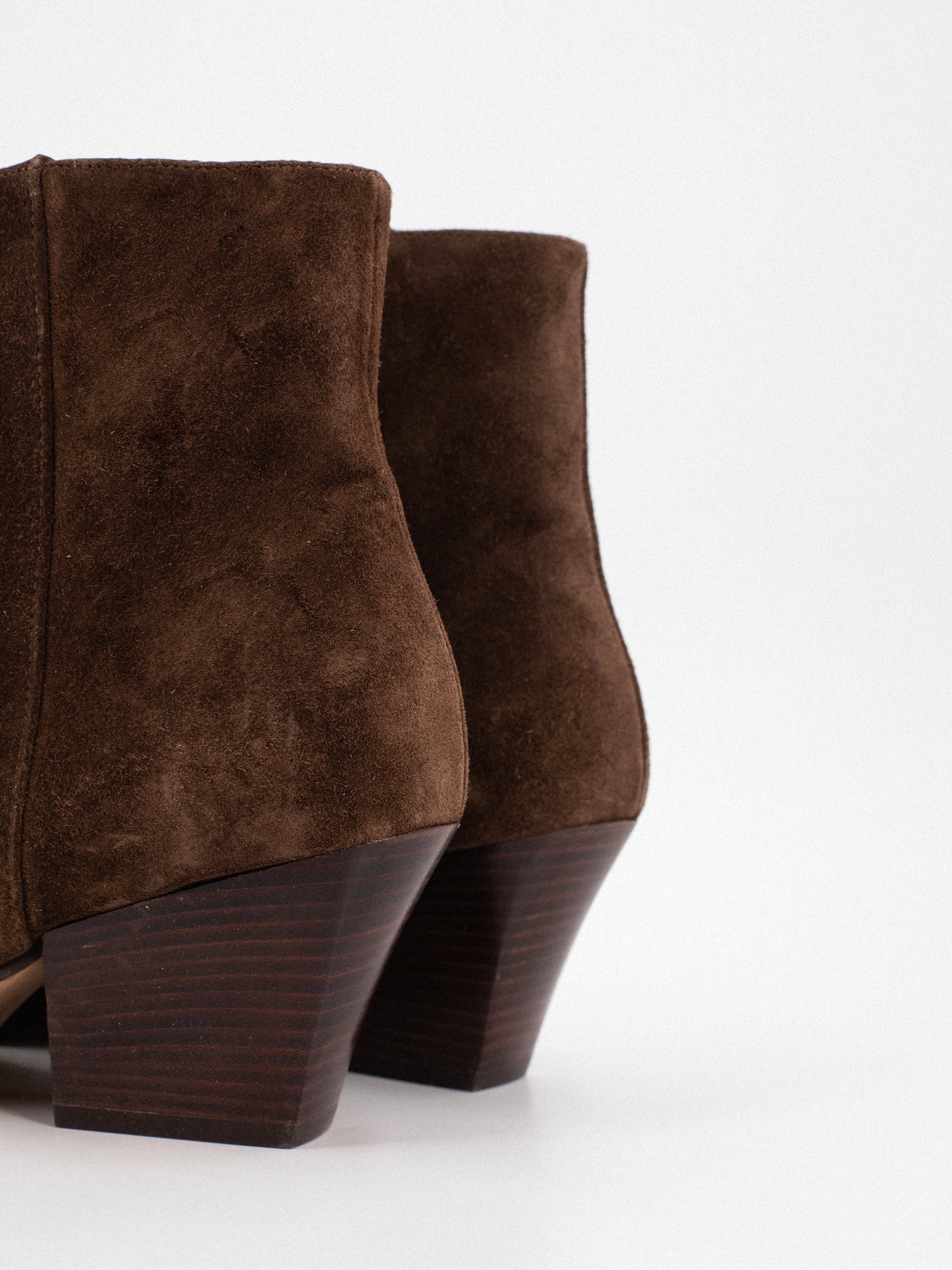 SCARLET COUNTRY SUEDE BOOTIES